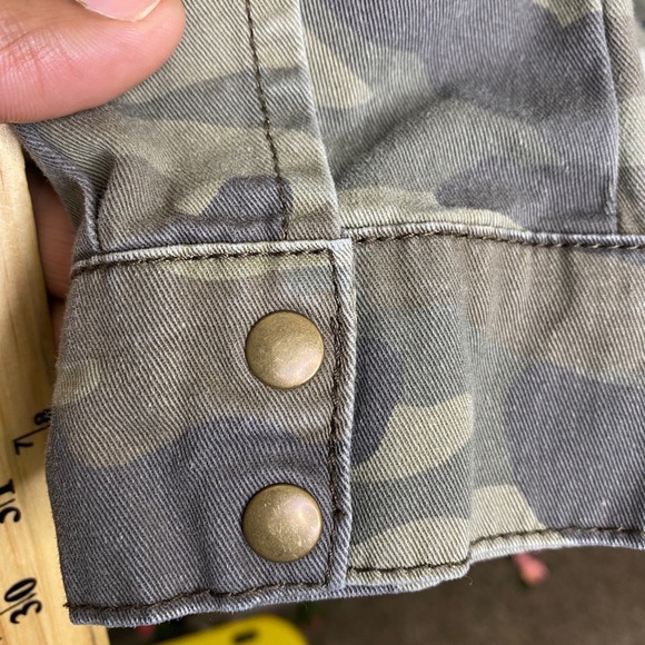 Forever 21 Camo Button Up Shirt Jacket size medium - Picture 5 of 6